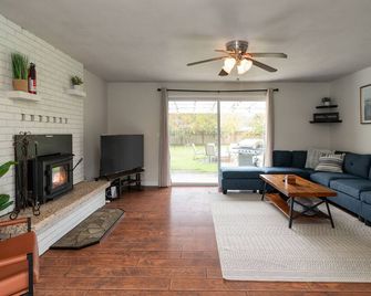 Olympic Park Haven W/ Hottub, Fire Pit, Grill, Arcade, Huge Yard - Forks - Living room