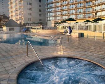 Royal Floridian Resort - Spacious 2 Bedroom Condo w/ Private Ocean /Beach Access - Ormond Beach - Piscina