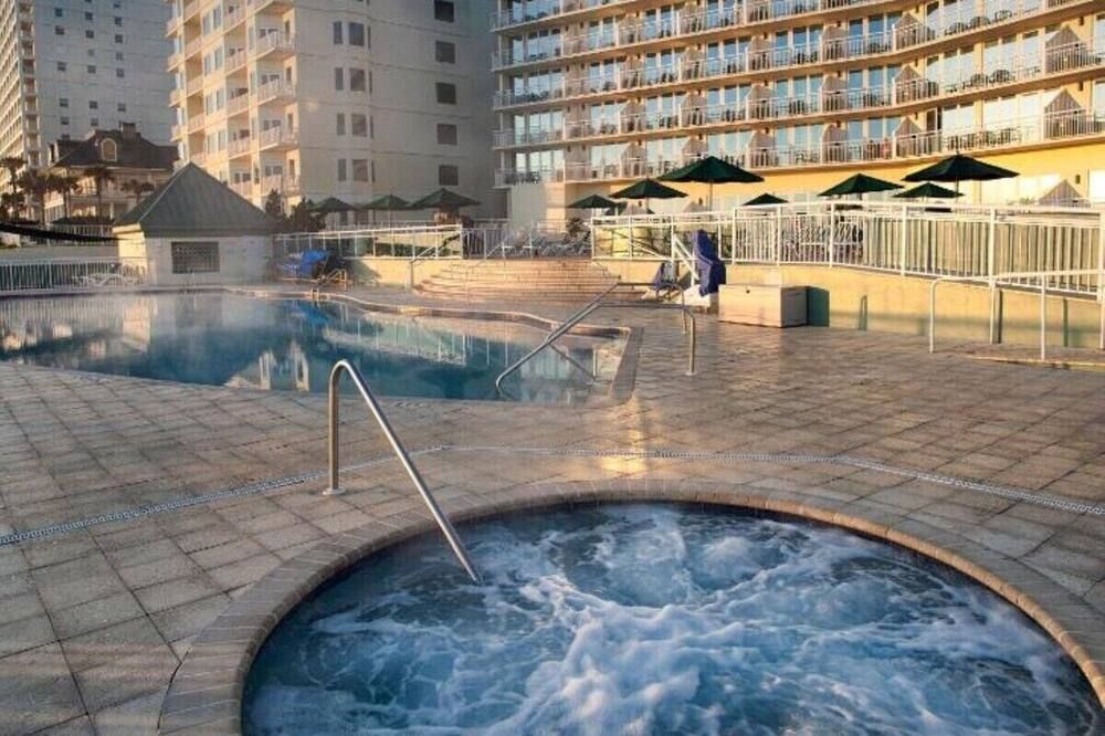 Daytona Bike Week, Royal Floridian-Beach Front 2-bedroom, 2 bath condo, sleeps 6 - Ormond Beach - Piscine
