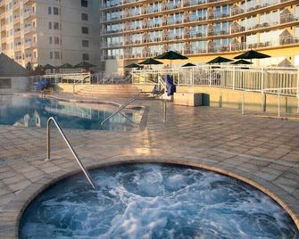 Daytona Bike Week, Royal Floridian-Beach Front 2-bedroom, 2 bath condo, sleeps 6 - Ormond Beach - Piscine