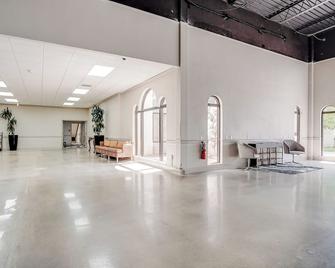 Cottonwood Suites Savannah Hotel & Conference Center - Savannah - Lobby