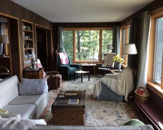 House with 150 feet private lakefront - quiet, rustic, homey, near Bretton Woods - Whitefield - Sala de estar