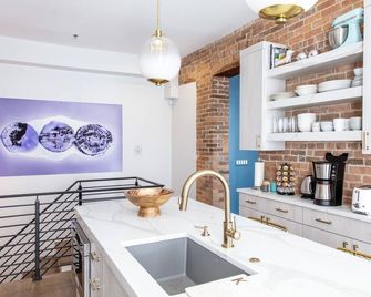 New! Brush Park Brilliance! Walk-Stadiums Dt Luxe 3br - דטרויט - מטבח