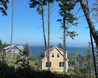 Two seaside cottages with beautiful views and total privacy - Tenants Harbor - Vista del exterior