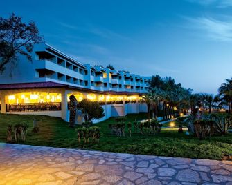 Club Melas Privé - Side - Building