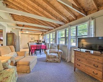 Rustic Retreat Across from Lake Family Friendly! - Union - Sala de estar