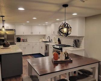 Entire Guest Unit - Cool Canby Crib-Full Basement - Canby - Cocina