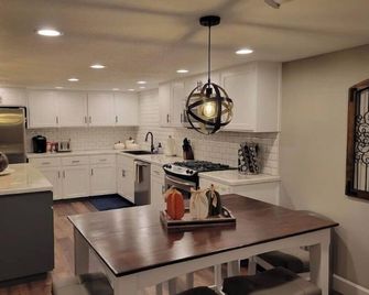 Entire Guest Unit - Cool Canby Crib-Full Basement - Canby - Cocina
