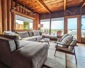 The Yellow Buoy - Oak Harbor - Living room