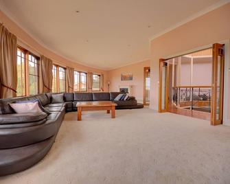 The Round House ~Truly Unique ~ Sleeps 14 ~ Close to CBD and Mount Panorama! - Bathurst - Bedroom