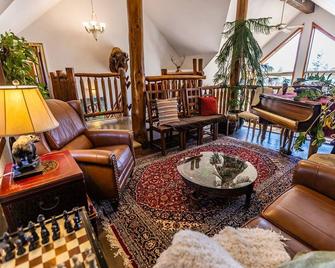 A Bear and Bison Country Inn - Canmore - Wohnzimmer