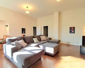 The Grant School, est. 1907 - Fort Morgan - Huiskamer