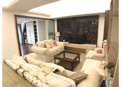 3 BR 2 Baths apt huge balcony close Min Quan W. Rd - Taipei City - Living room