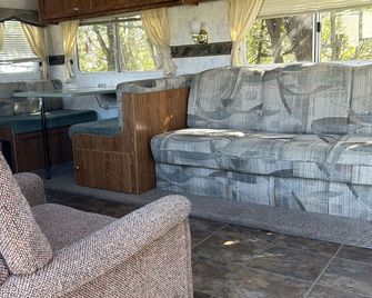 #16 Comfy Camping with a waterview - Northern Bruce Peninsula - Living room