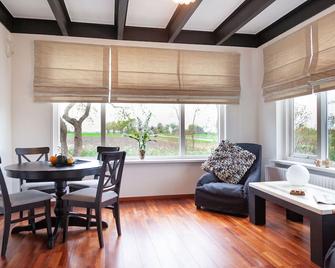 Pait's Laand Bed & Breakfast - Overschild - Comedor