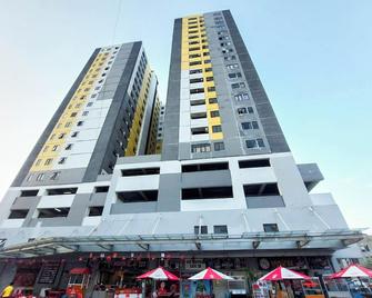 Good and Restful Studio (No Kitchen) at Sentraland Medan Apartment By Travelio - Medan - Building
