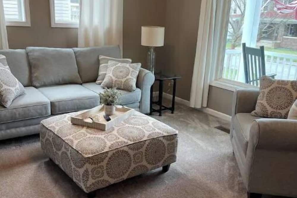 Central House Home Away From Home! - Bluffton - Living room