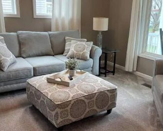 Central House Home Away From Home! - Bluffton - Living room