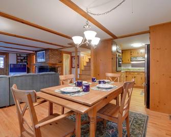North Conway Home Less Than Walk to Slopes at Cranmore! - North Conway - Dining room