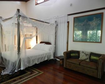 Oskar's Rain Forest Retreat - Nelly Bay - Schlafzimmer