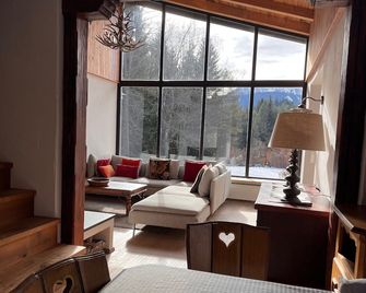 Luxury 5 bedroom, 3 bathroom hillside Chalet with views of Italian border. - St Stefan im Gailtal - Sala de estar
