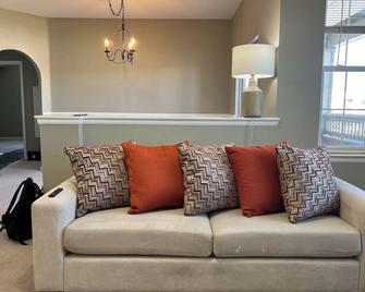 Cozy 2-bedroom condo in fabulous Parker with fitness room, WiFi - Parker - Living room