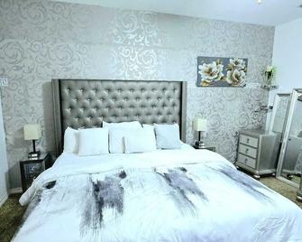 Home-away-from-Home - Odessa - Bedroom