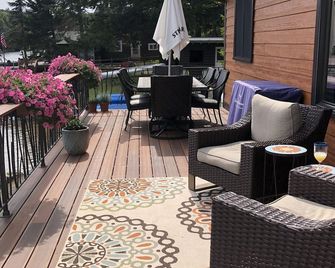 New waterfront house with deck, dock, close to Old Forge, fireplace, , patio - Old Forge - Terasa