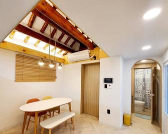 Awesome Location, Safety, good reviews, new house[The Seoul House-MAPO] - Seoul - Dining room