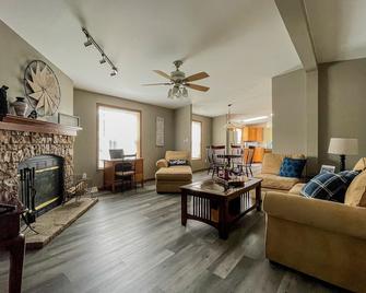 Vacation Delight-Two blocks from boat launch, park, beach and popular Newman St. - East Tawas - Living room