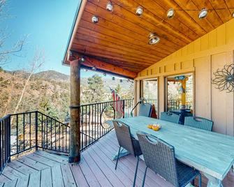 Updated, woodsy cabin with mountain view, deck & fireplace - near Pikes Peak - Green Mountain Falls - Balcón