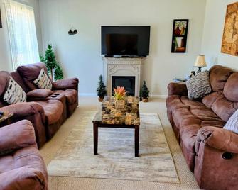 Surrounded by orchards & vineyards, we are in the heart of wine country - Westfield - Living room