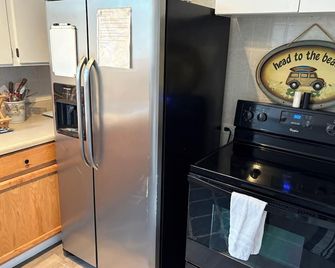 Upstairs retreat with private stairs. Pet friendly. 23ft boat parking. - Morehead City - Kitchen