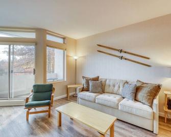 Ski getaway near the slopes with private balcony & mountain views - Warren - Living room
