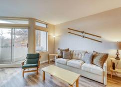 Ski getaway near the slopes with private balcony & mountain views - Warren - Living room