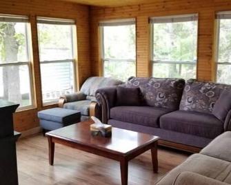 Caddy Lake Beach House - Waterfront Beach Access! - Whiteshell