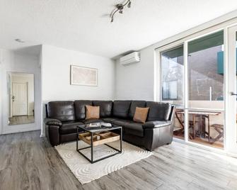 Bridport Rest - A Relaxed Albert Park Abode - Melbourne - Living room