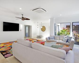 Beautiful 4 bedroom home, private pool and golf cart. - Noosa Heads - Living room