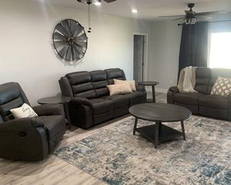 Remodeled country retreat on the Saline River. Pet Friendly! - Russell