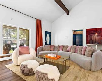 Art Deco Gem-King Suite-Hot Tub-Outdoor Fire Place - Round Rock - Sala de estar