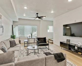 3 Min to DT 2 Car Garage Lux Townhome King Bed - Salt Lake City - Living room