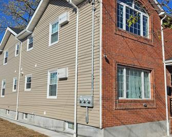 Private and Spacious 3-bedroom house in delightful Queens. 16 mins from JFK - Queens - Building