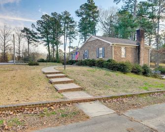 Charming Emporia Home w/ Deck & Patio! - Emporia - Außenansicht