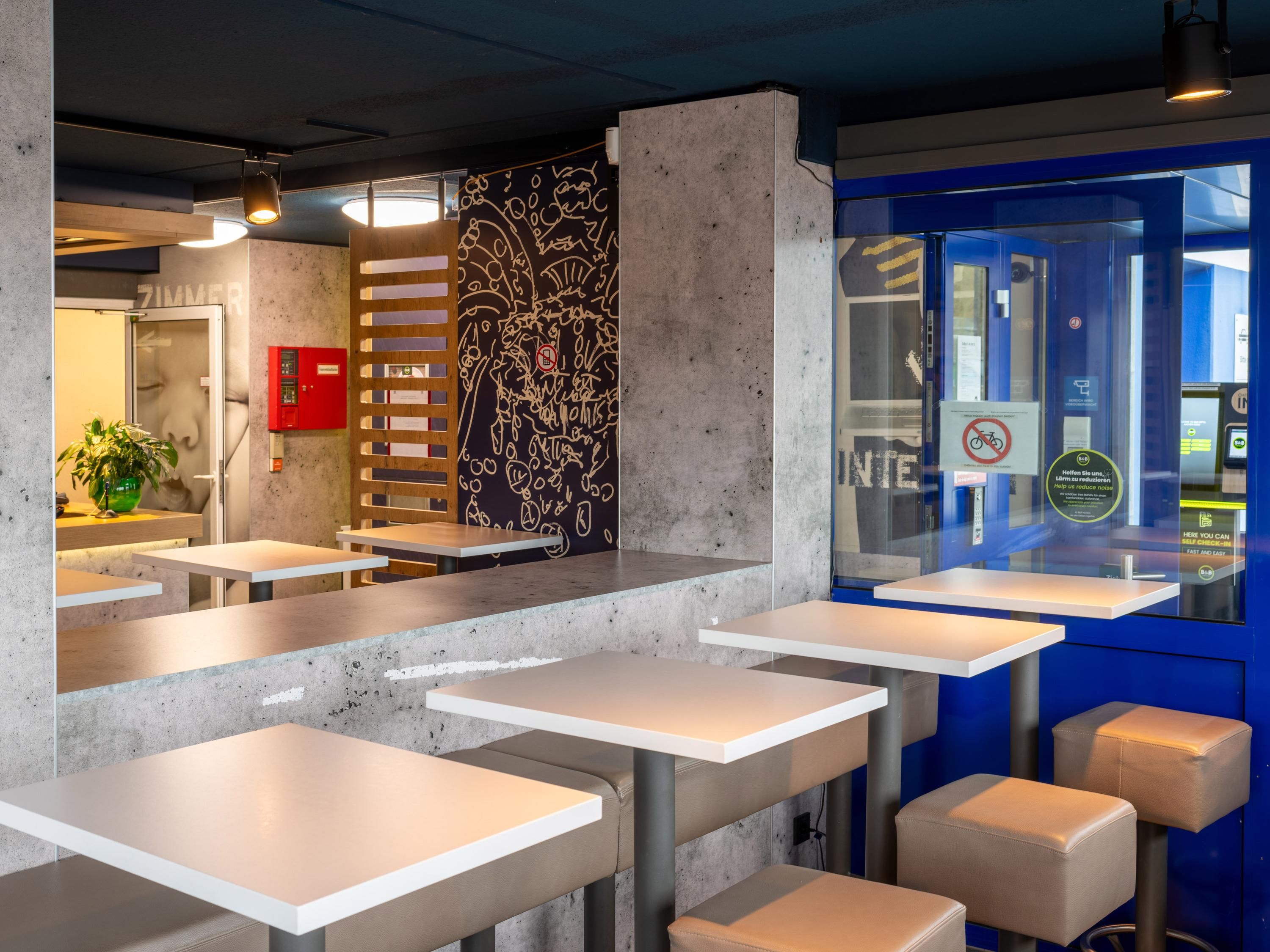 بي آند بي هوتوتل ماينز هود