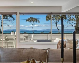 Bunkers at Seven Mile | Sleeps 12 - Seven Mile Beach - Balcón