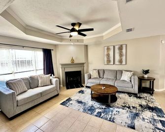 The Tiled Waters Retreat - Brandon - Living room