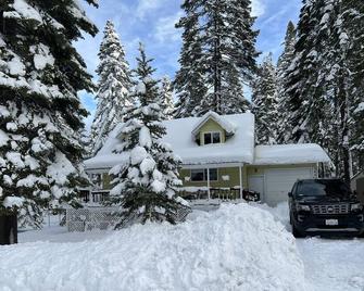 Lake View Cottage in Lake Almanor Country Club! - Westwood - Building