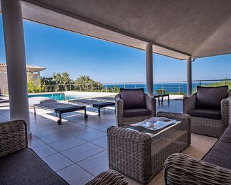 Luxury villa with exceptional sea view! 10 to 12 people - Sari-Solenzara - Innenhof