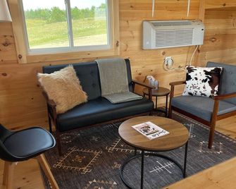 River Bluff Cabin 1- Private Hot Tub & Land, Stunning Bluff & Sunset Views - Canistota - Sala de estar