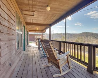 Walk to White River Mountain View Family Cabin! - Mountain View - Balcony